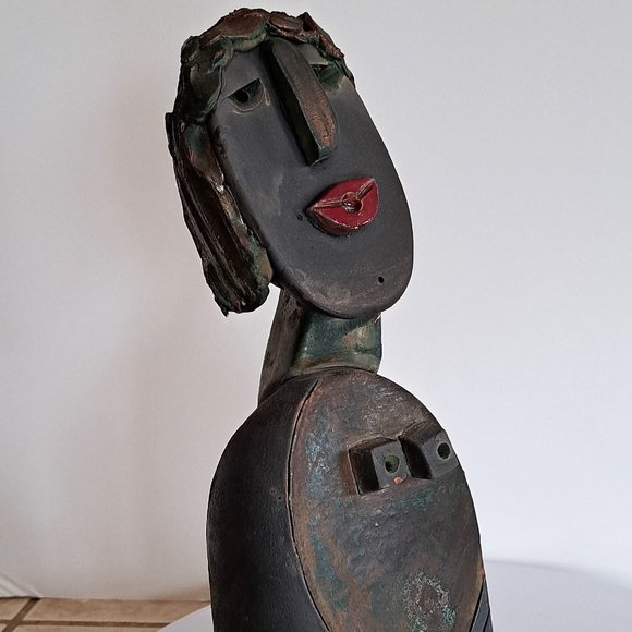 Ceramic sculpture of a woman - Picture 4 of 5